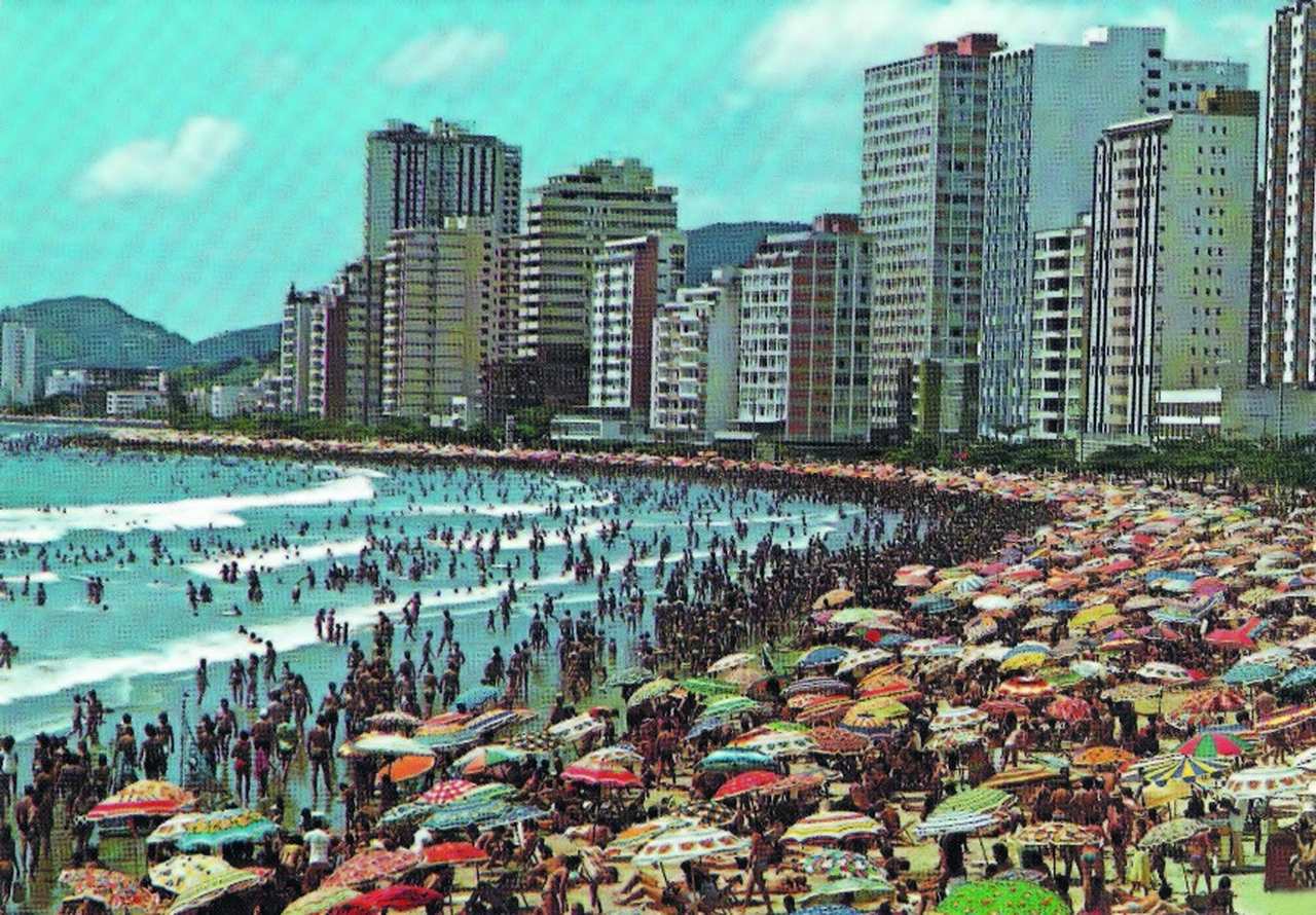 Praia Central de Balneário Camboriú, já com diversos prédios, na década de 1990